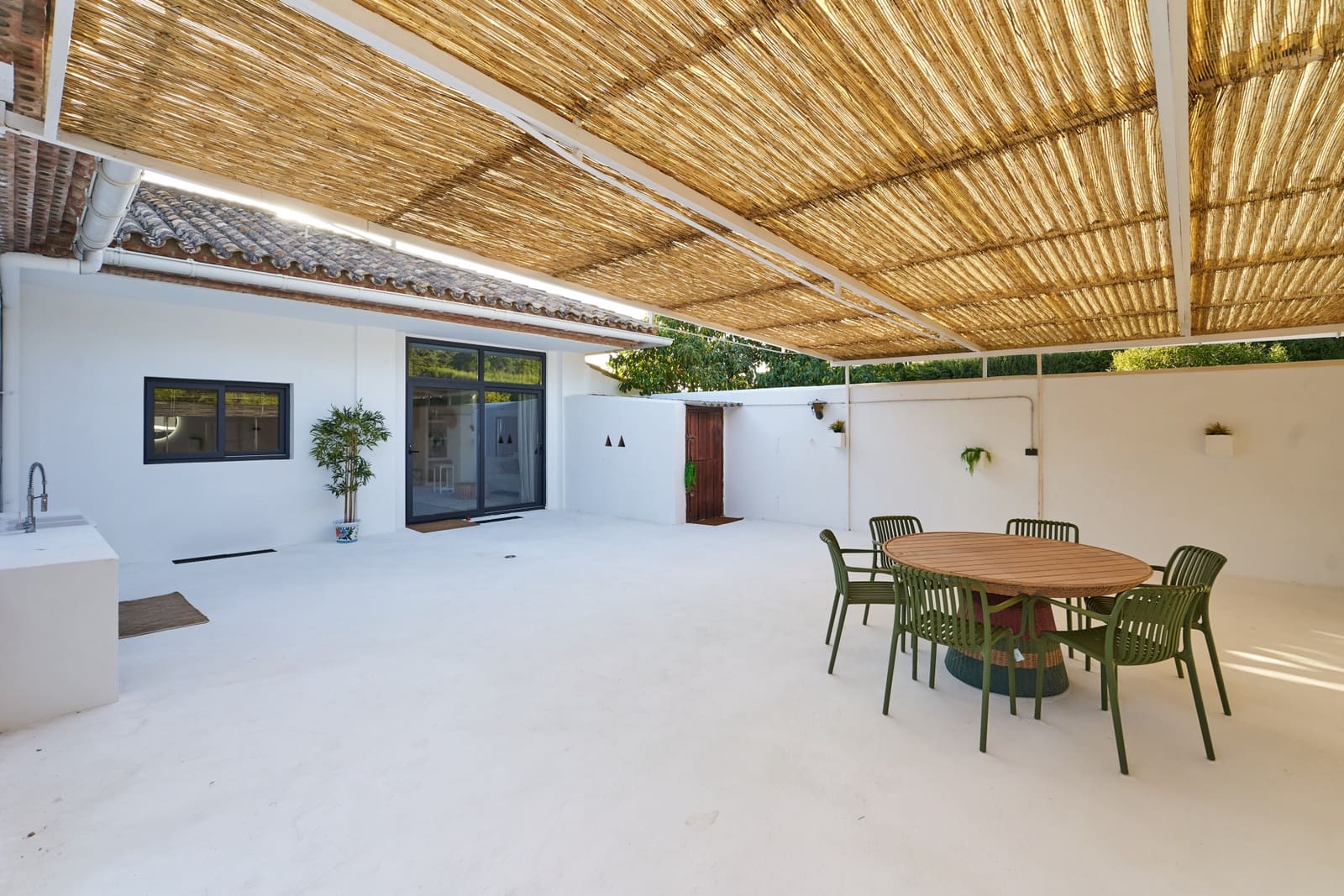 3 bedroom Villa for sale in Estepona with pool garage - € 1,495,000 (Ref: 9410784)