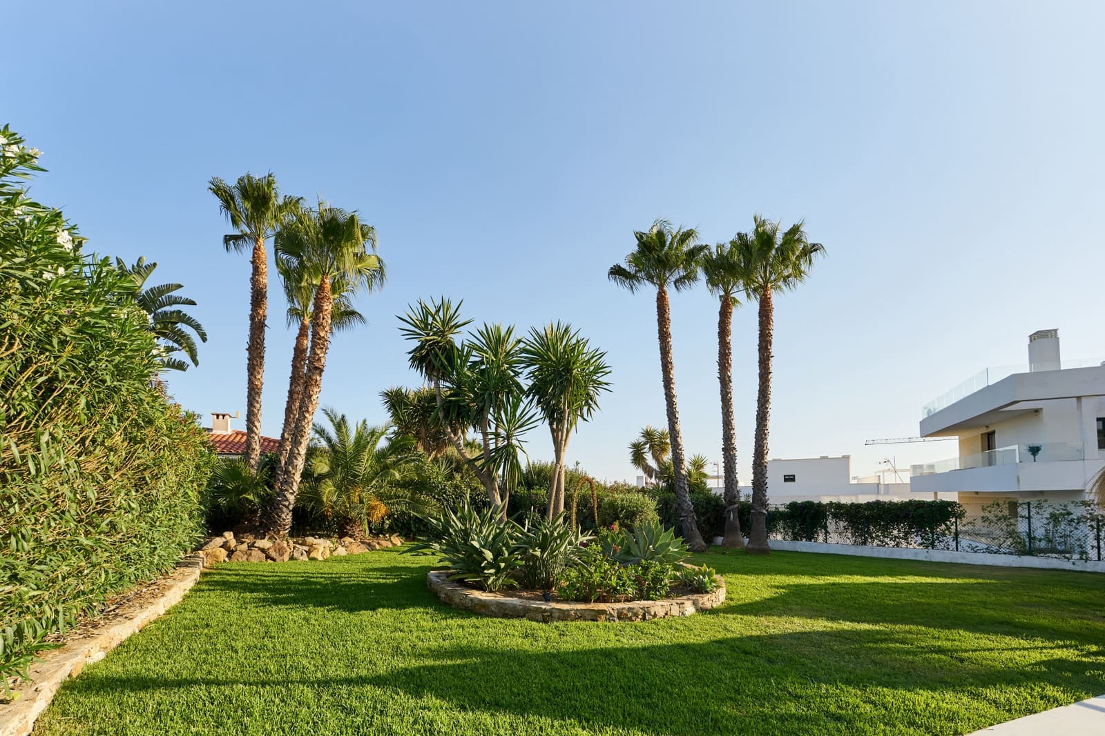 3 bedroom Villa for sale in Estepona with pool garage - € 1,495,000 (Ref: 9410784)