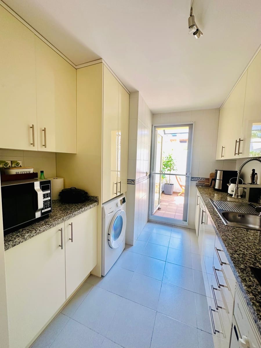 2 soverom Penthouse til salgs i Manilva med svømmebasseng garasje - € 269 000 (Ref: 9439860)