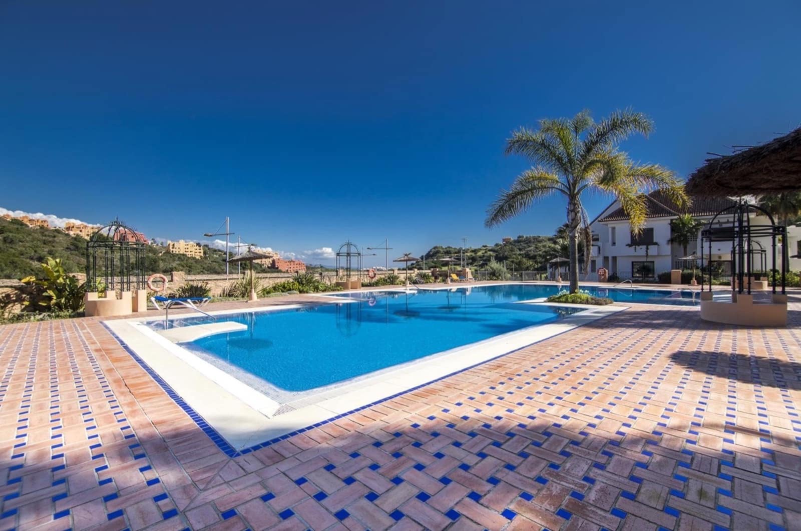 2 soverom Penthouse til salgs i Manilva med svømmebasseng garasje - € 269 000 (Ref: 9439860)