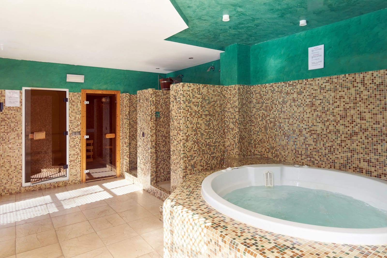 Apartamento de 1 habitación en Estepona en venta con piscina garaje - 1.100.000 € (Ref: 9468277)