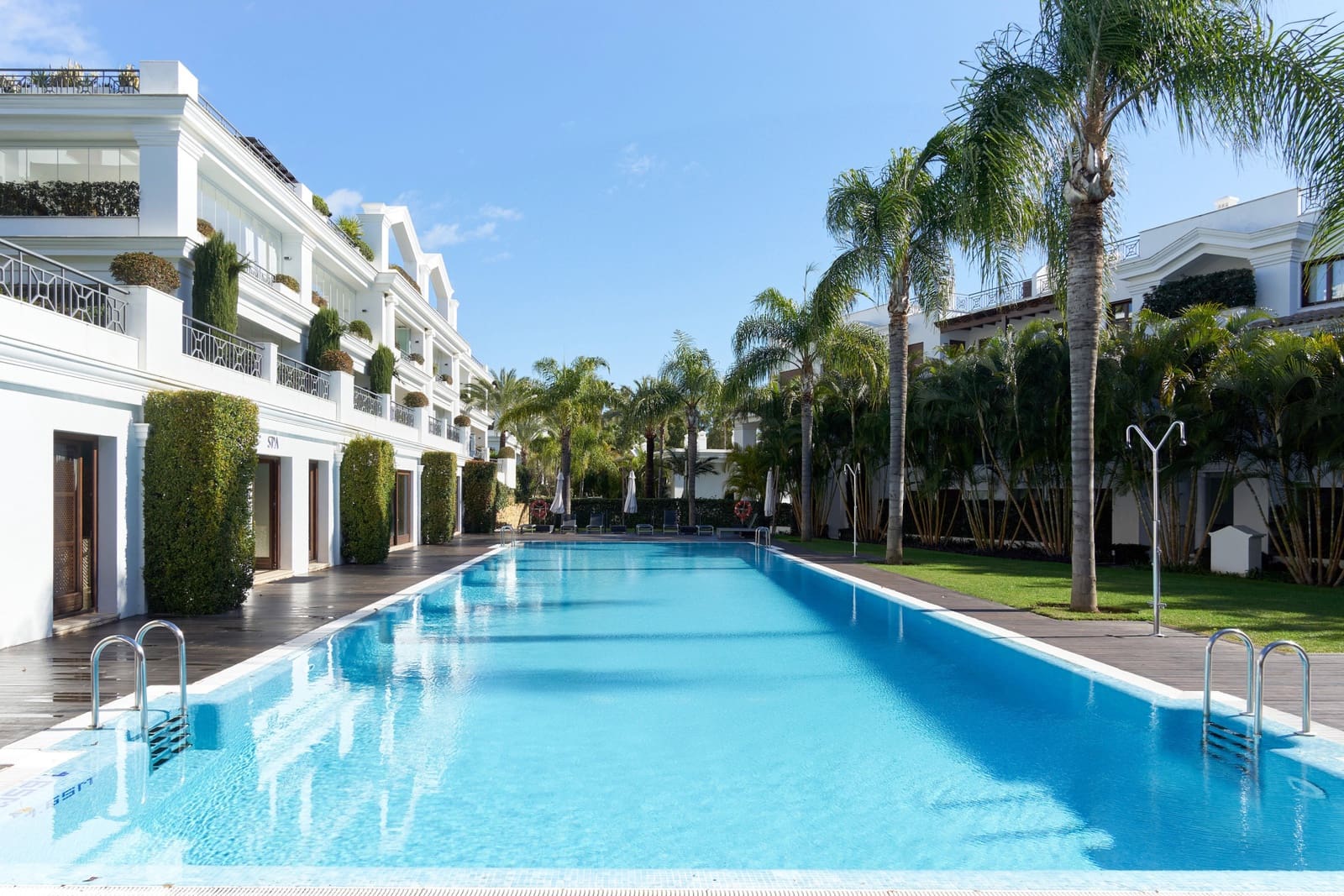 1 sypialnia Apartament na sprzedaż w Estepona z basenem garażem - 1 100 000 € (Ref: 9468277)
