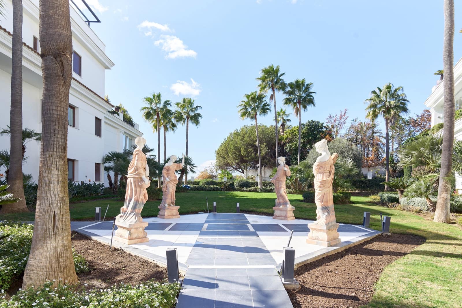 1 sypialnia Apartament na sprzedaż w Estepona z basenem garażem - 1 100 000 € (Ref: 9468277)
