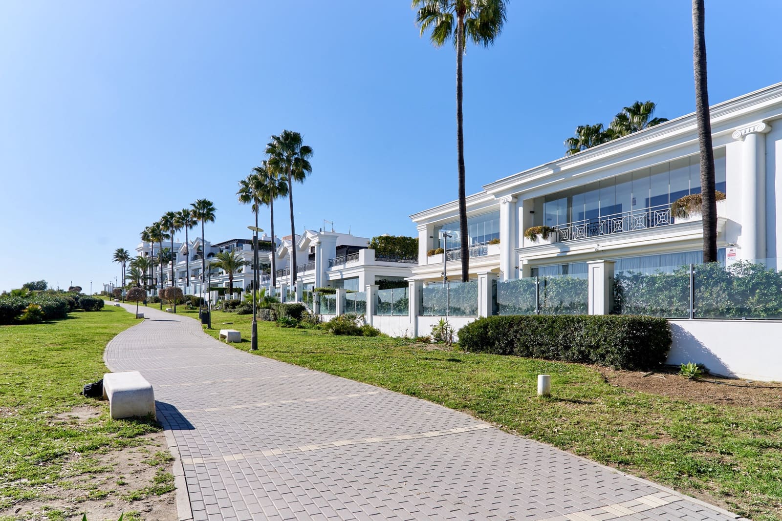 1 sypialnia Apartament na sprzedaż w Estepona z basenem garażem - 1 100 000 € (Ref: 9468277)
