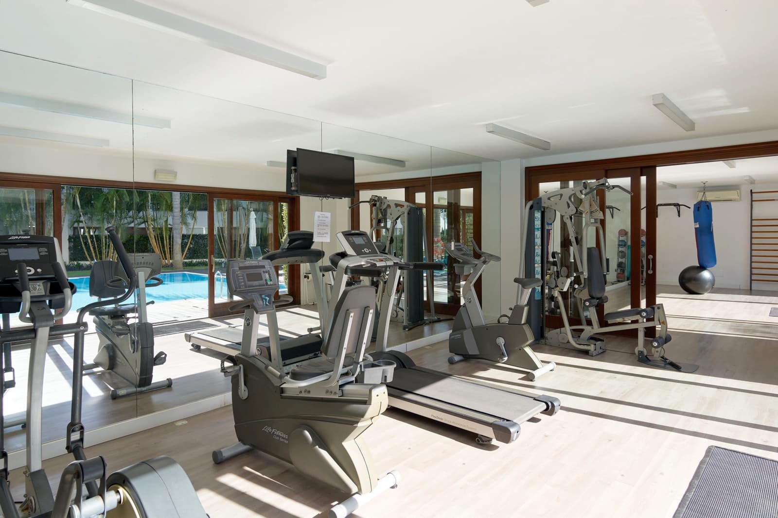 1 sypialnia Apartament na sprzedaż w Estepona z basenem garażem - 1 100 000 € (Ref: 9468277)