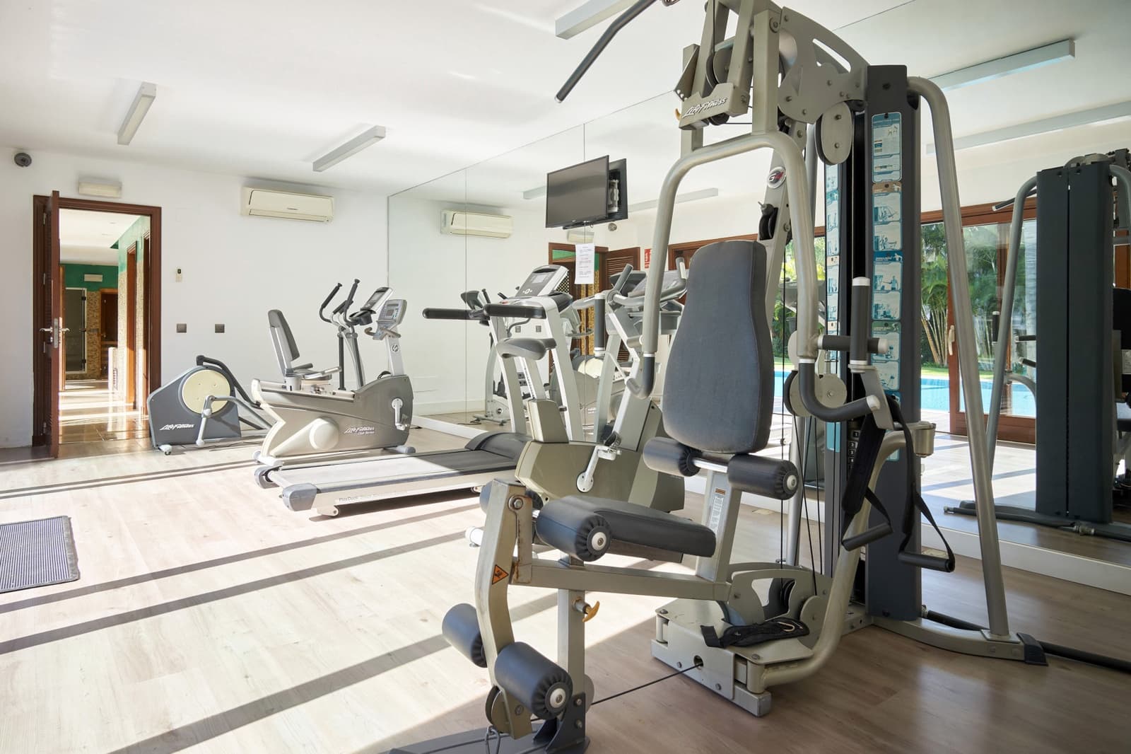 1 sypialnia Apartament na sprzedaż w Estepona z basenem garażem - 1 100 000 € (Ref: 9468277)