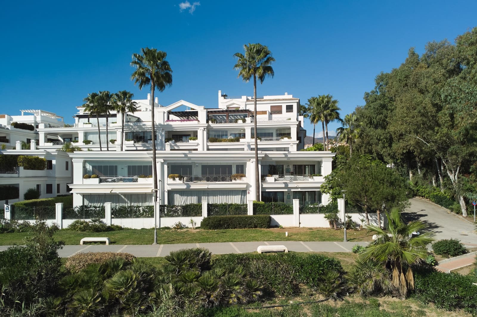 1 sypialnia Apartament na sprzedaż w Estepona z basenem garażem - 1 100 000 € (Ref: 9468277)