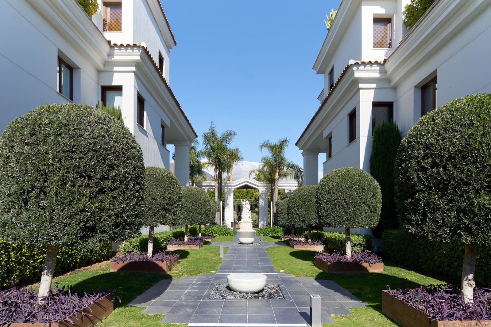 1 sypialnia Apartament na sprzedaż w Estepona z basenem garażem - 1 100 000 € (Ref: 9468277)