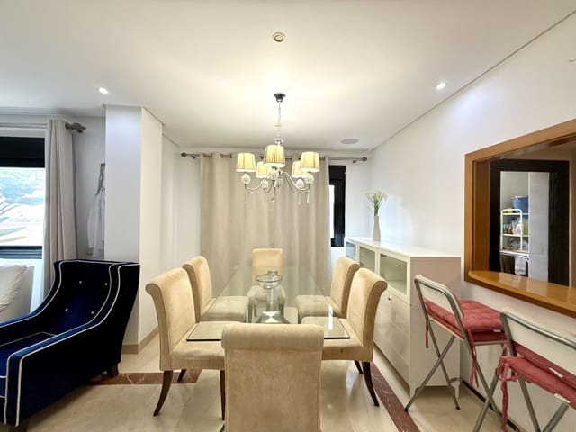 Apartamento de 2 habitaciones en Puerto Banus, Marbella en venta con piscina garaje - 665.000 € (Ref: 9472784)