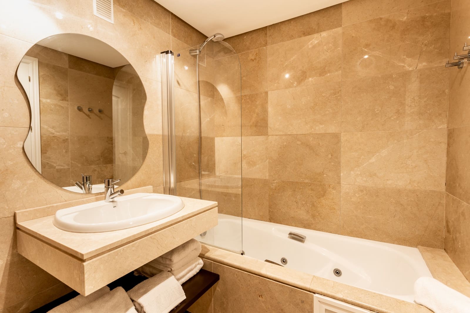 2 bedroom Apartment for sale in Manilva with pool garage - € 309,000 (Ref: 9497077)