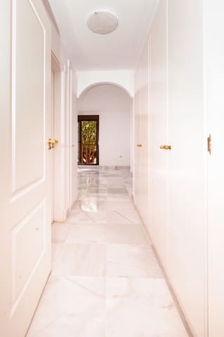 4 slaapkamer Appartement te koop in Atalaya-Isdabe, Estepona met zwembad garage - € 850.000 (Ref: 9504151)