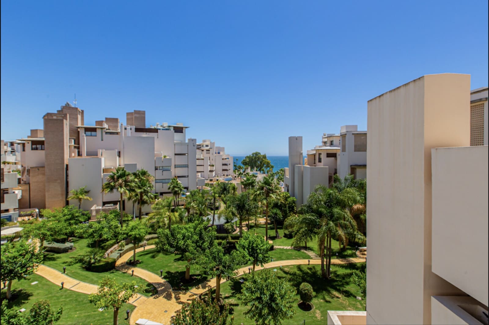 2 makuuhuone Huoneisto myytävänä paikassa Estepona mukana uima-altaan 
autotalli - 650 000 € (Ref: 9504152)