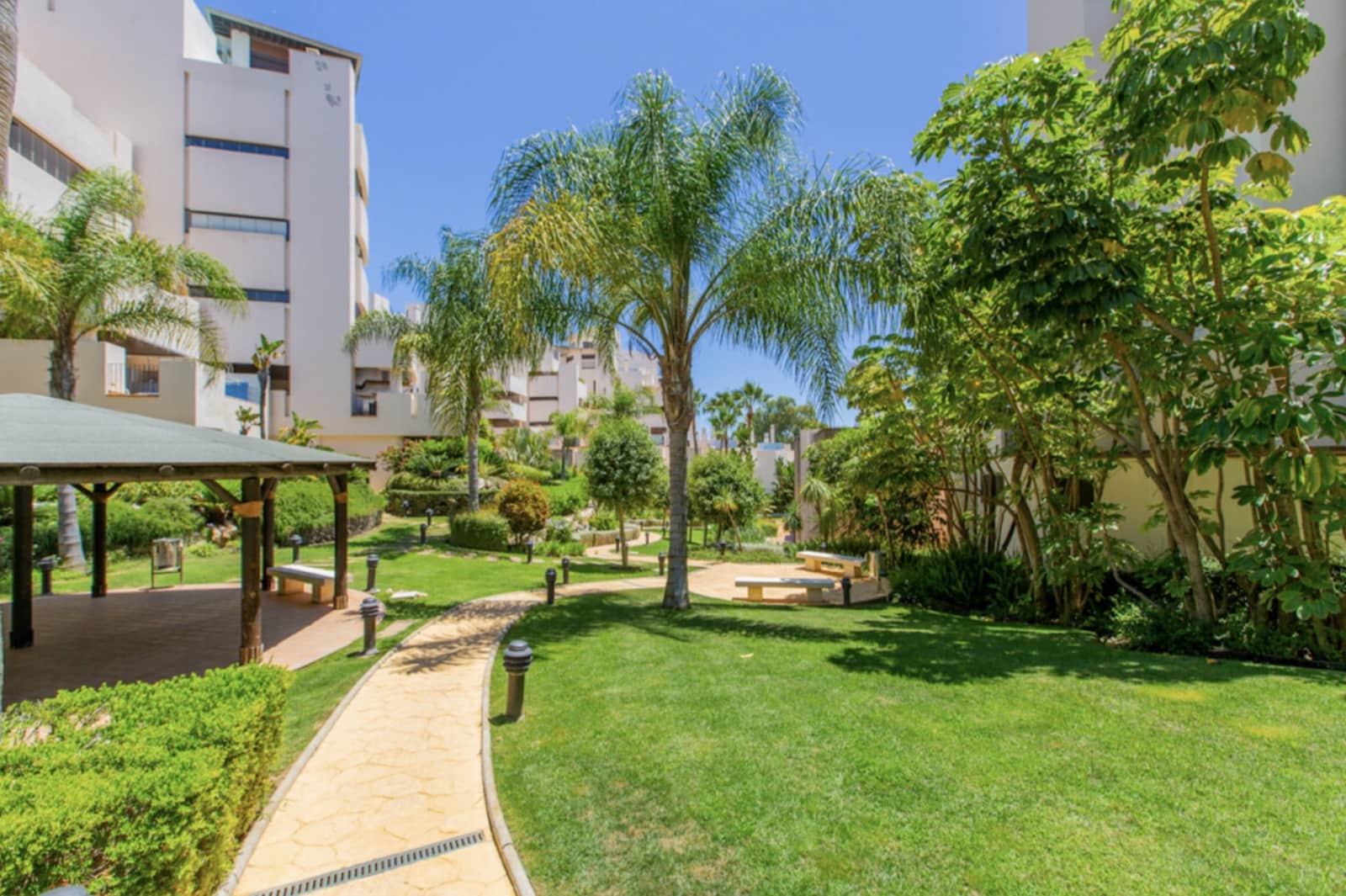 2 makuuhuone Huoneisto myytävänä paikassa Estepona mukana uima-altaan 
autotalli - 650 000 € (Ref: 9504152)