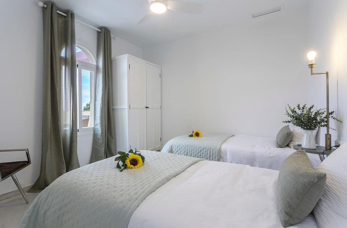 3 slaapkamer Appartement te koop in La Duquesa / Puerto de la Duquesa met zwembad garage - € 332.000 (Ref: 9508639)