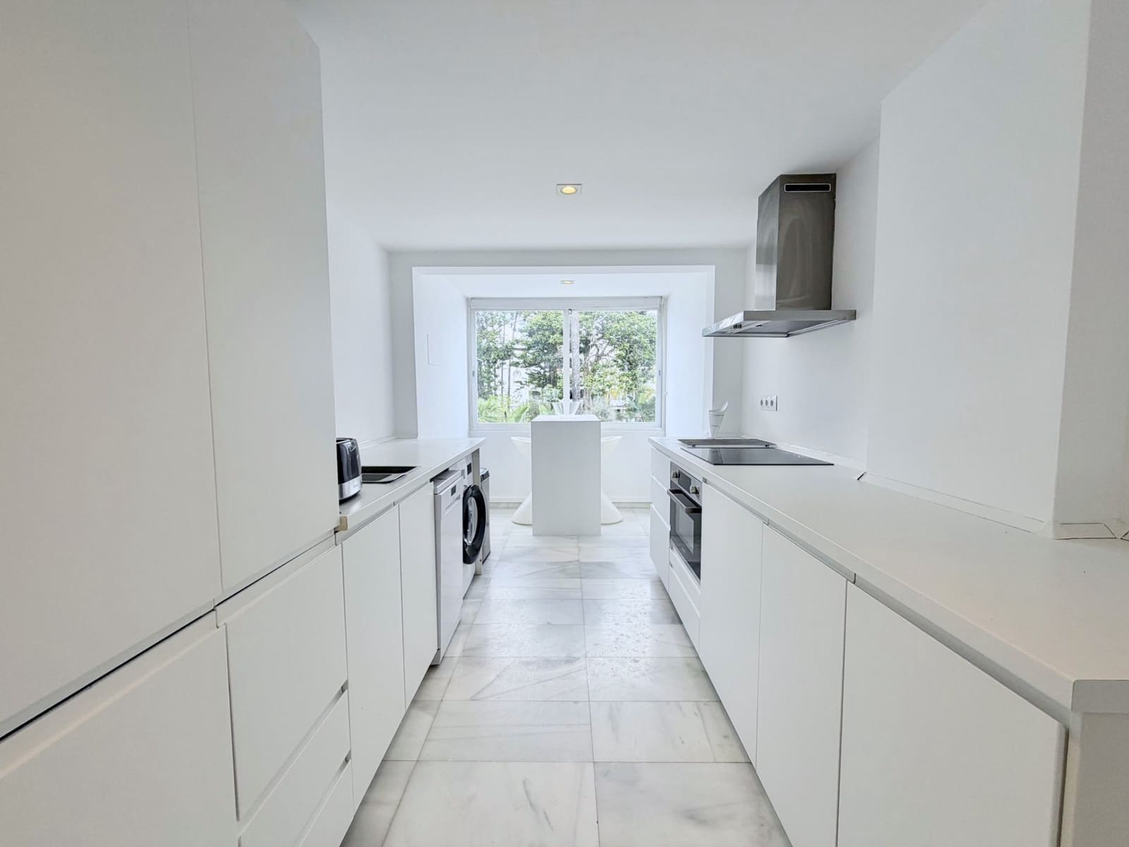 Apartamento de 2 habitaciones en Puerto Banus en venta con piscina garaje - 935.000 € (Ref: 9558584)