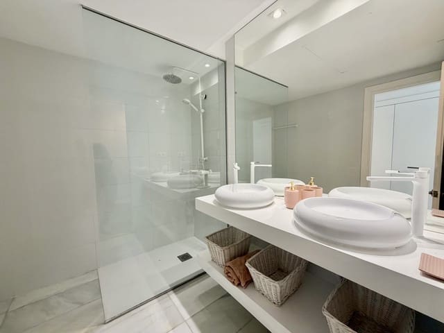 Apartamento de 2 habitaciones en Puerto Banus, Marbella en venta con piscina garaje - 935.000 € (Ref: 9558584)