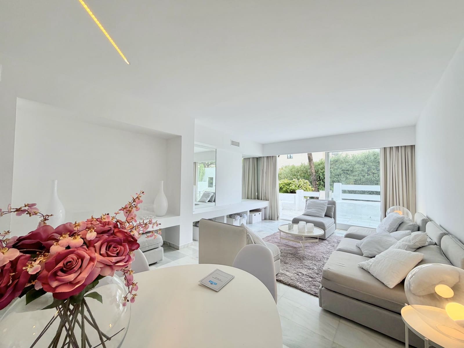 Apartamento de 2 habitaciones en Puerto Banus en venta con piscina garaje - 935.000 € (Ref: 9558584)