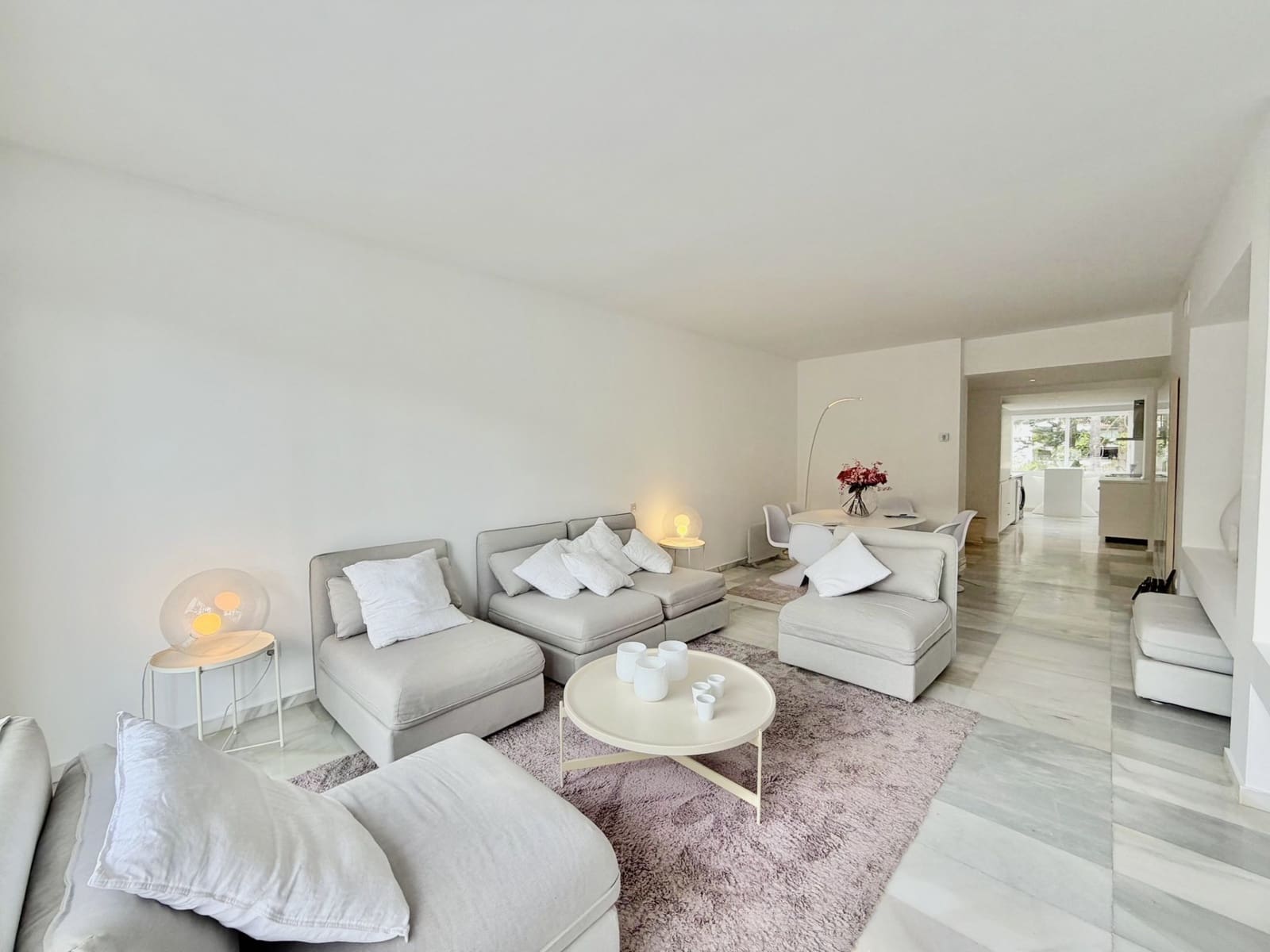 Apartamento de 2 habitaciones en Puerto Banus en venta con piscina garaje - 935.000 € (Ref: 9558584)