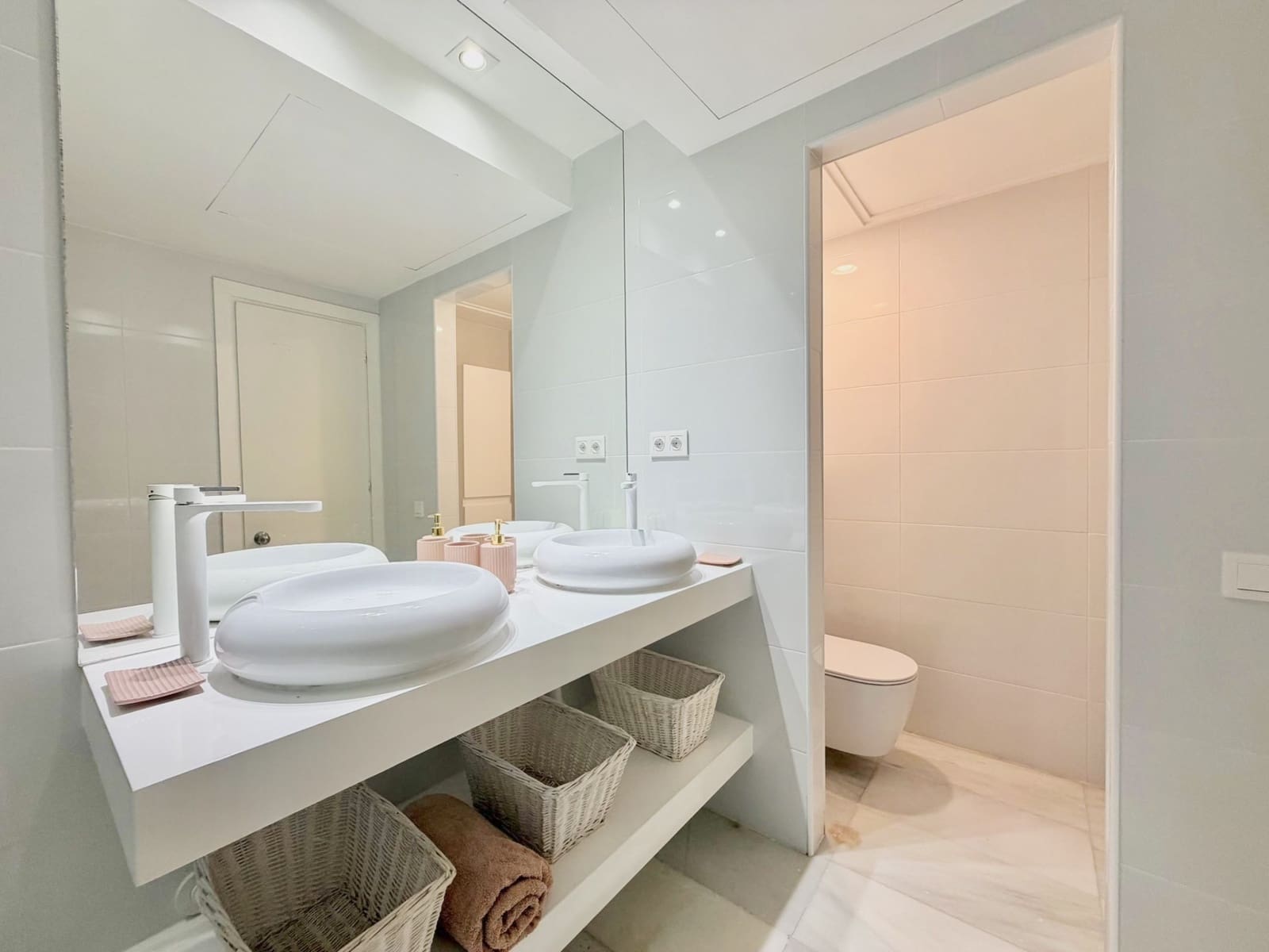 Apartamento de 2 habitaciones en Puerto Banus en venta con piscina garaje - 935.000 € (Ref: 9558584)