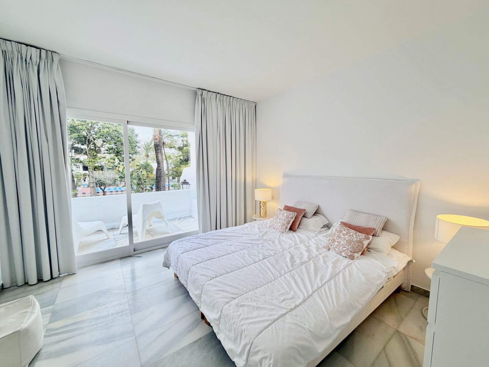 Apartamento de 2 habitaciones en Puerto Banus en venta con piscina garaje - 935.000 € (Ref: 9558584)