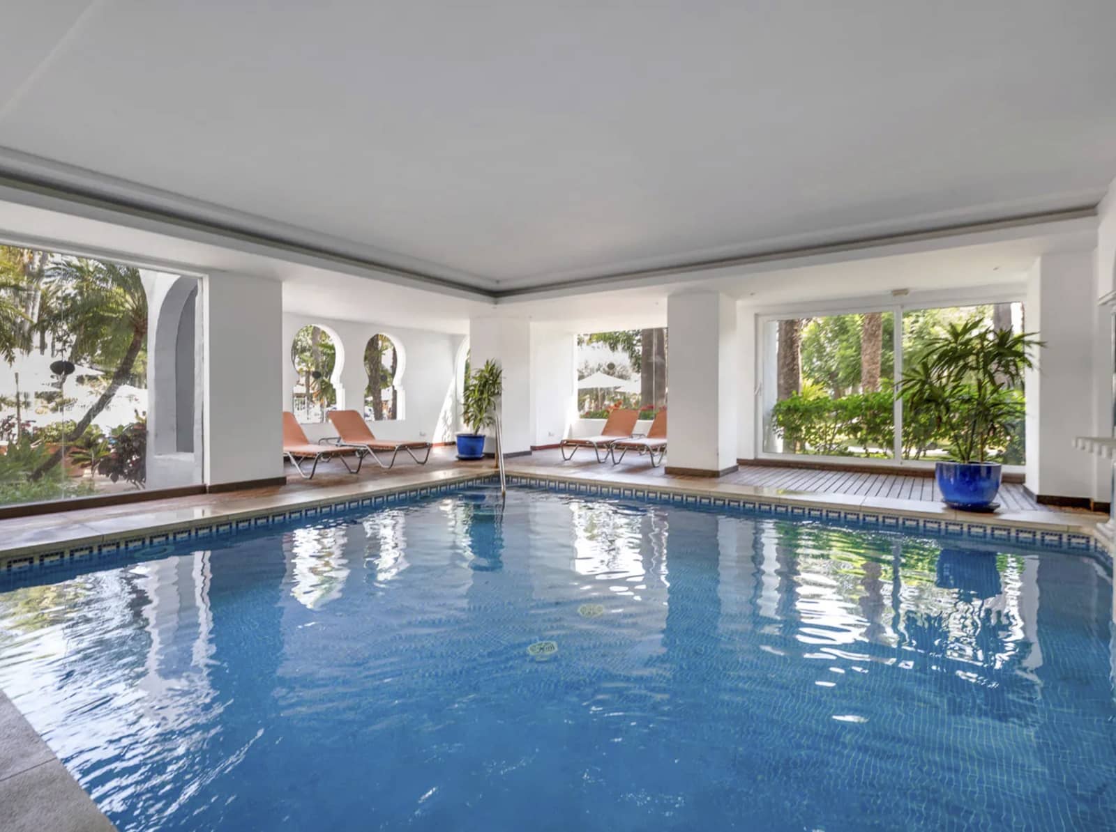 Apartamento de 2 habitaciones en Puerto Banus en venta con piscina garaje - 935.000 € (Ref: 9558584)