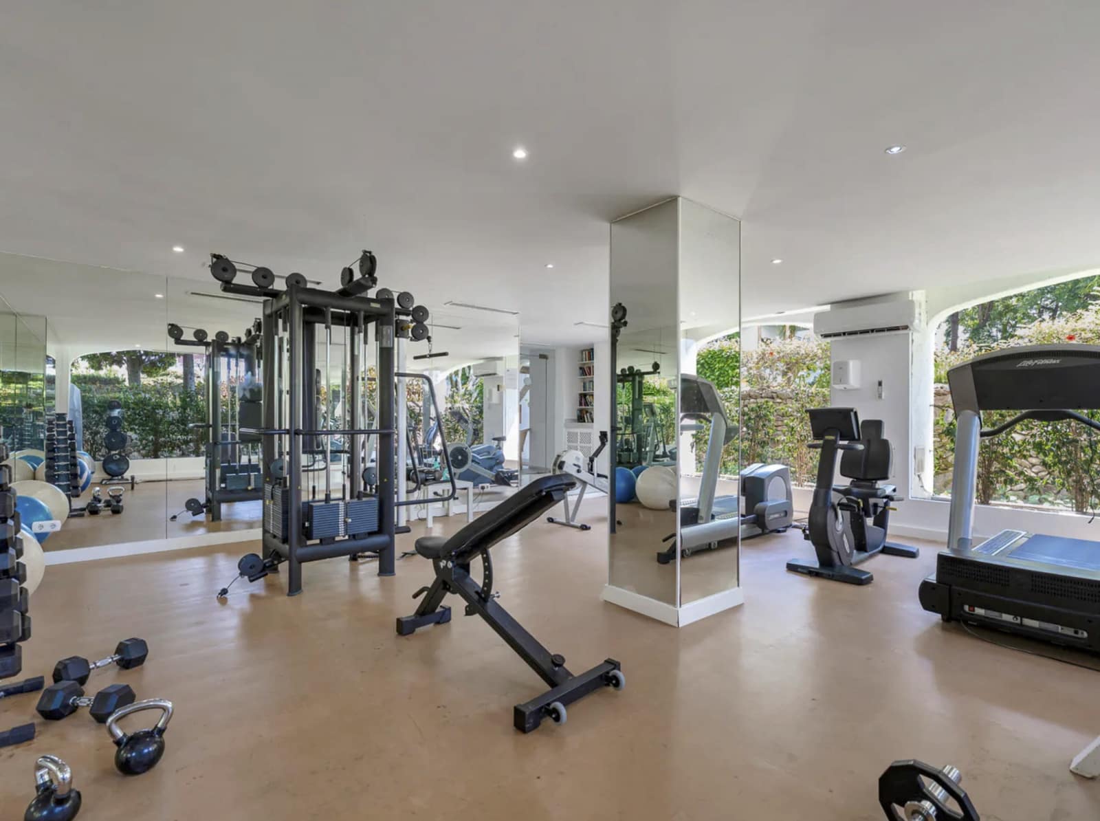 Apartamento de 2 habitaciones en Puerto Banus en venta con piscina garaje - 935.000 € (Ref: 9558584)