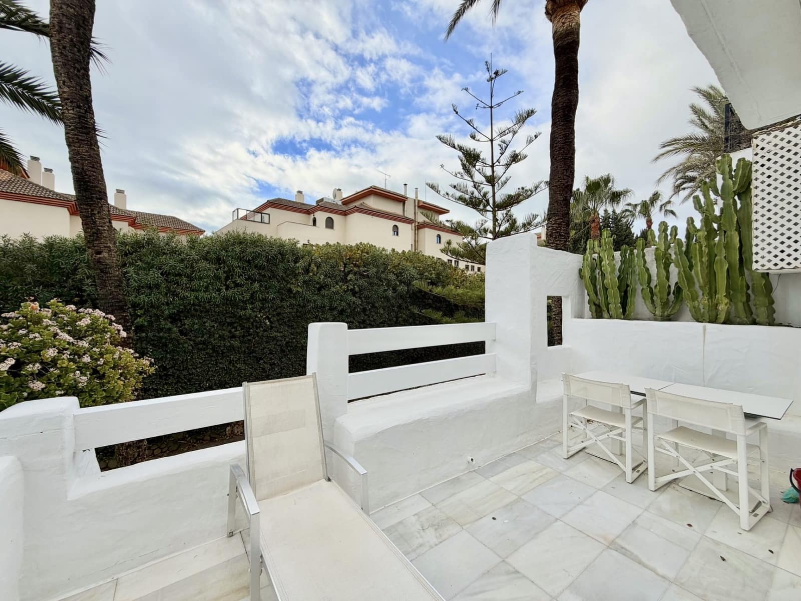 Apartamento de 2 habitaciones en Puerto Banus en venta con piscina garaje - 935.000 € (Ref: 9558584)