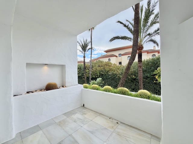 Apartamento de 2 habitaciones en Puerto Banus, Marbella en venta con piscina garaje - 935.000 € (Ref: 9558584)