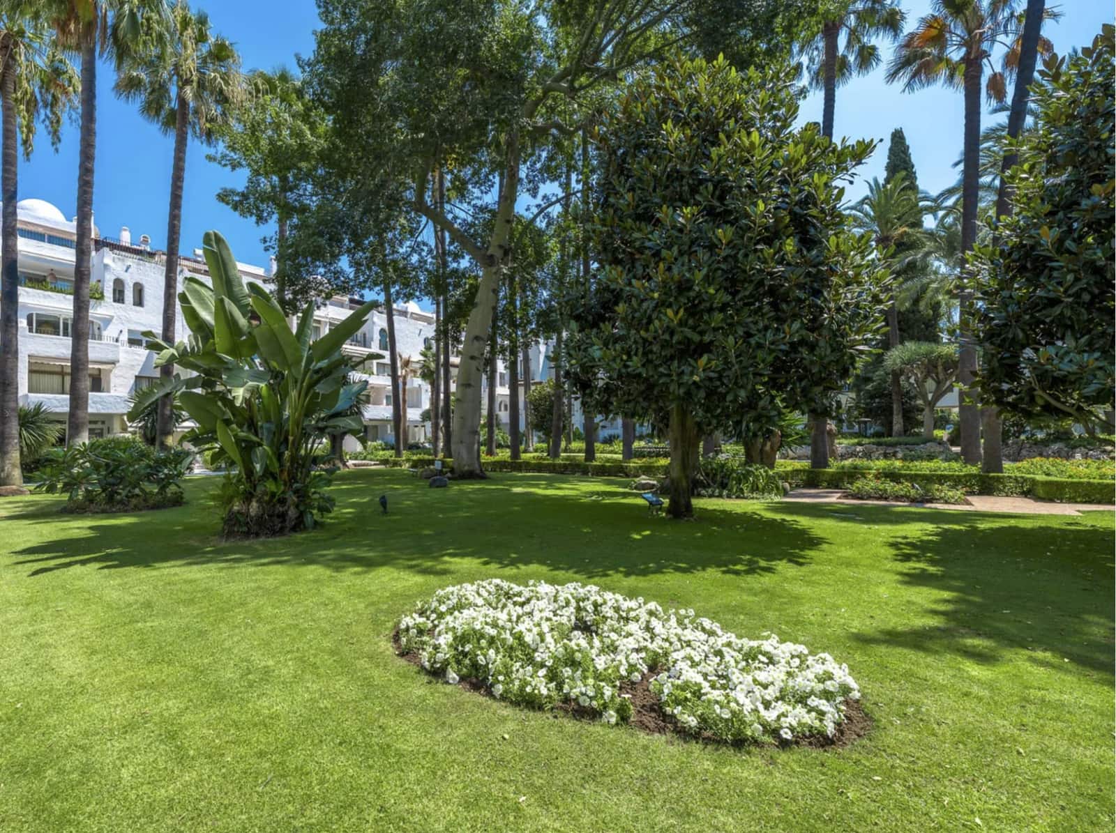 Apartamento de 2 habitaciones en Puerto Banus en venta con piscina garaje - 935.000 € (Ref: 9558584)