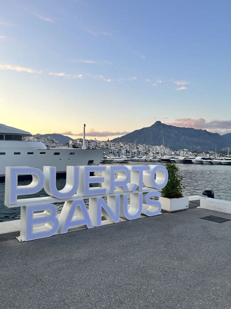 Apartamento de 2 habitaciones en Puerto Banus en venta con piscina garaje - 935.000 € (Ref: 9558584)