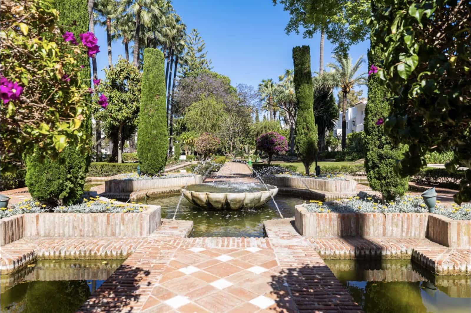 2 bedroom Apartment for sale in Puerto Banus with pool garage - € 935,000 (Ref: 9558584)