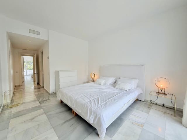2 soveværelse Lejlighed til salg i Puerto Banus, Marbella med swimmingpool garage - € 935.000 (Ref: 9558584)