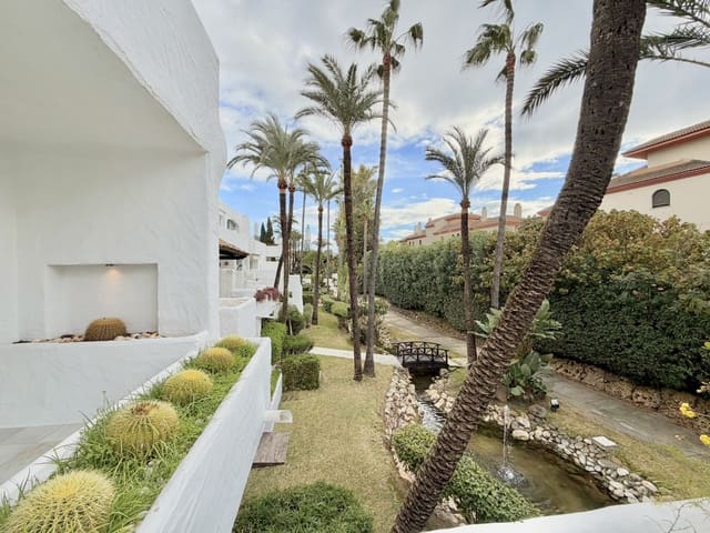 2 soveværelse Lejlighed til salg i Puerto Banus, Marbella med swimmingpool garage - € 935.000 (Ref: 9558584)