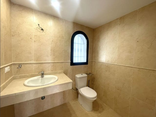 Pareado de 3 habitaciones en Castillo de la Duquesa, Manilva en venta con piscina garaje - 610.000 € (Ref: 9561556)