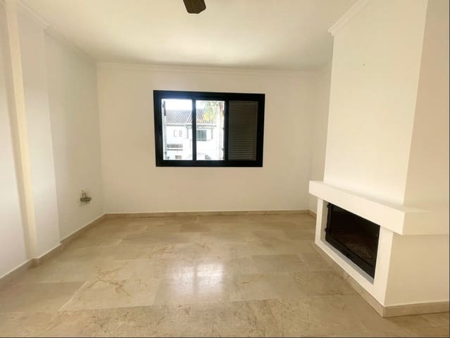 Pareado de 3 habitaciones en Castillo de la Duquesa, Manilva en venta con piscina garaje - 610.000 € (Ref: 9561556)