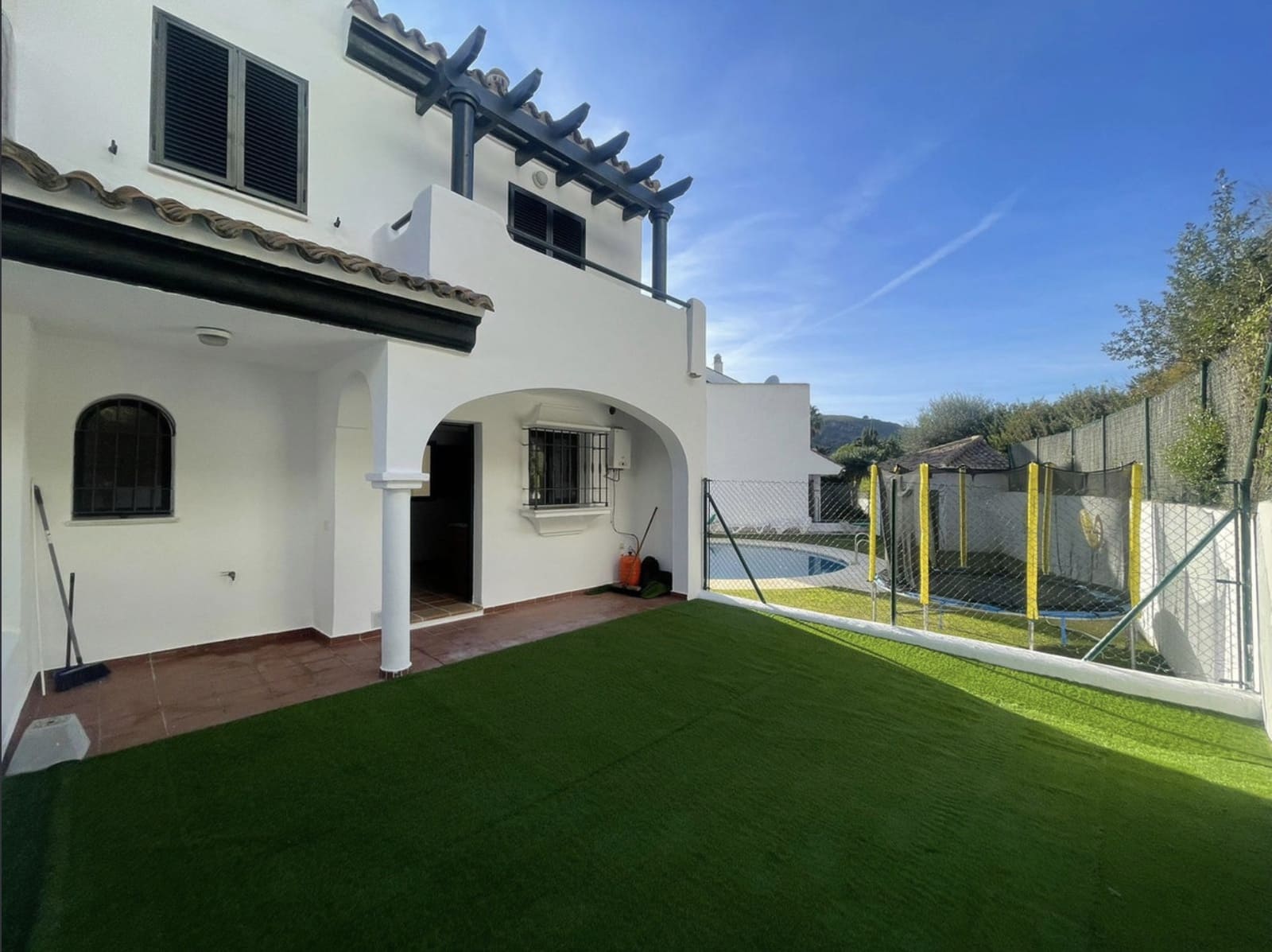 Pareado de 3 habitaciones en Manilva en venta con piscina garaje - 610.000 € (Ref: 9561556)
