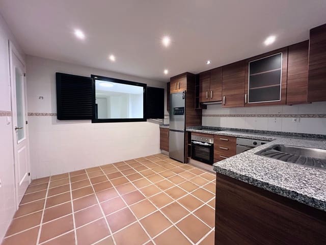 Pareado de 3 habitaciones en Castillo de la Duquesa, Manilva en venta con piscina garaje - 610.000 € (Ref: 9561556)