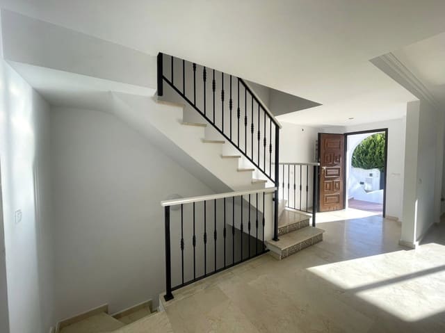 3 sovrum Semi-fristående Villa till salu i Castillo de la Duquesa, Manilva med pool garage - 610 000 € (Ref: 9561556)