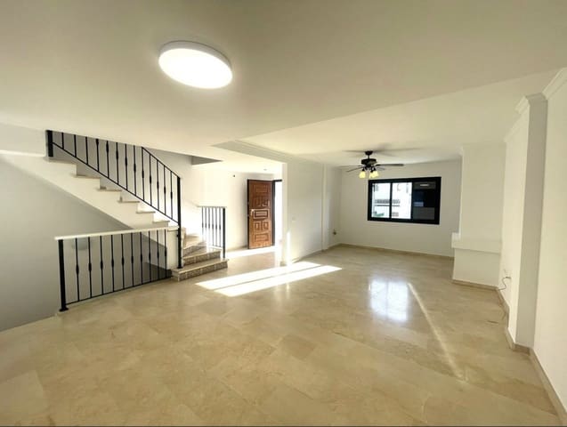 3 sovrum Semi-fristående Villa till salu i Castillo de la Duquesa, Manilva med pool garage - 610 000 € (Ref: 9561556)