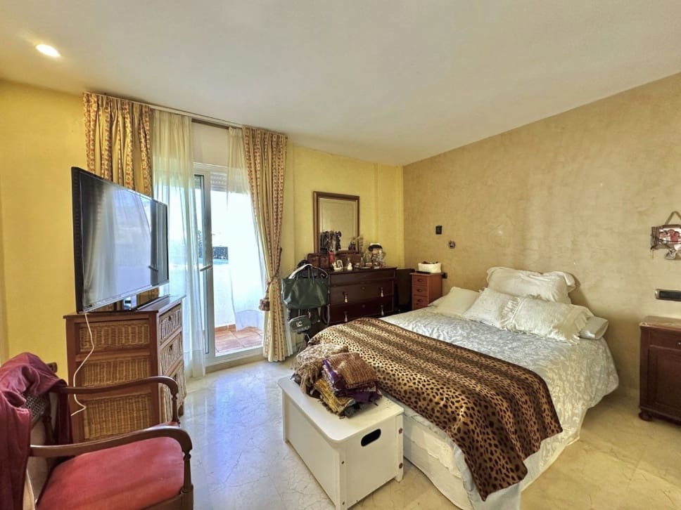 3 bedroom Townhouse for sale in Estepona with garage - € 525,000 (Ref: 9564935)