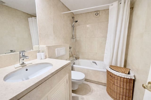 3 makuuhuone Omakotitalo myytävänä paikassa Centro, Estepona mukana 
autotalli - 525 000 € (Ref: 9564935)