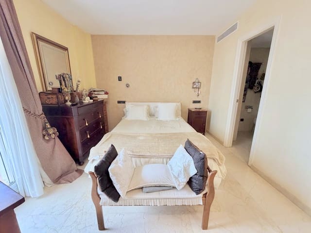 3 makuuhuone Omakotitalo myytävänä paikassa Centro, Estepona mukana 
autotalli - 525 000 € (Ref: 9564935)