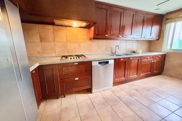 3 bedroom Townhouse for sale in Centro, Estepona with pool garage - € 525,000 (Ref: 9564935)