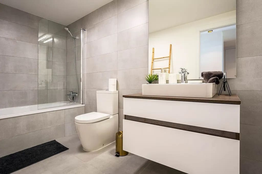 Apartamento de 3 habitaciones en Estepona en venta con piscina garaje - 799.000 € (Ref: 9574175)