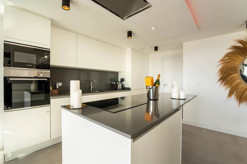 Apartamento de 3 habitaciones en Estepona en venta con piscina garaje - 799.000 € (Ref: 9574175)