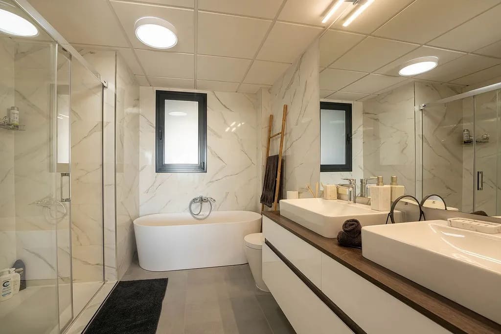 Apartamento de 3 habitaciones en Estepona en venta con piscina garaje - 799.000 € (Ref: 9574175)