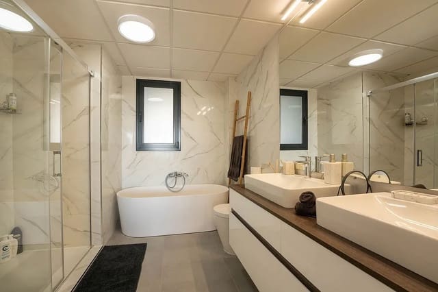 Apartamento de 3 habitaciones en La Concha - Resina Golf, Estepona en venta con piscina garaje - 799.000 € (Ref: 9574175)