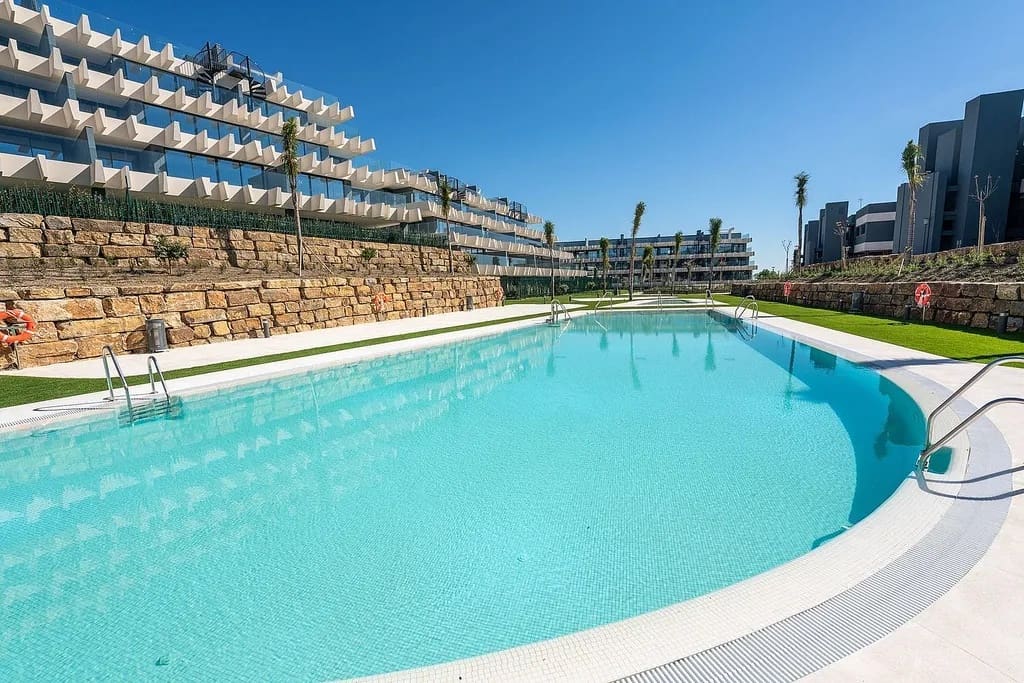 Apartamento de 3 habitaciones en Estepona en venta con piscina garaje - 799.000 € (Ref: 9574175)