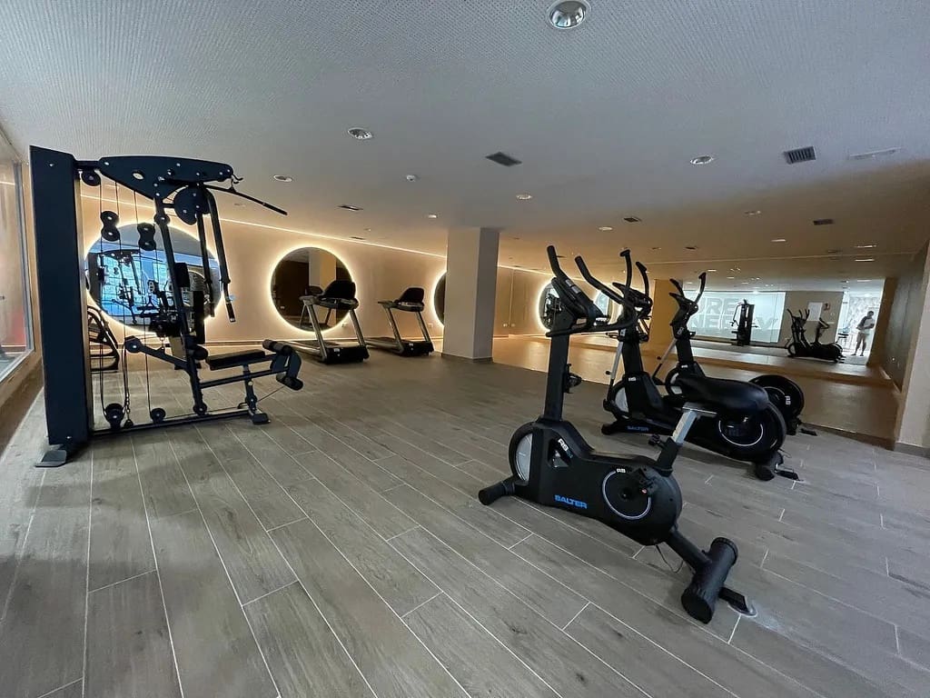 Apartamento de 3 habitaciones en Estepona en venta con piscina garaje - 799.000 € (Ref: 9574175)