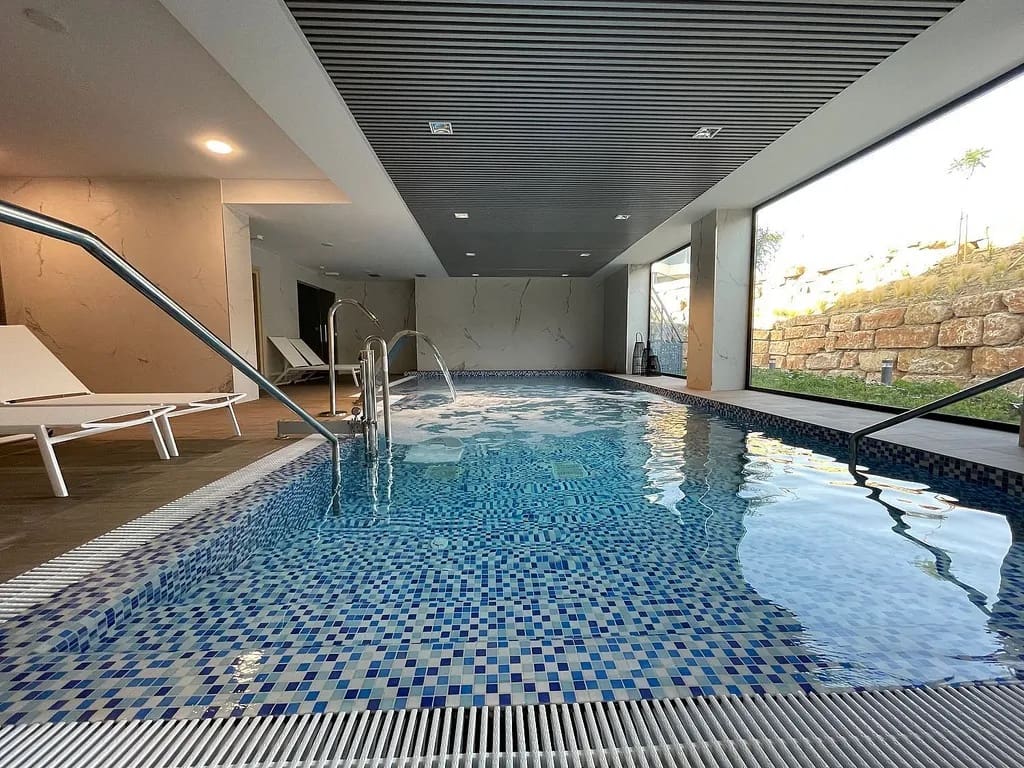 Apartamento de 3 habitaciones en Estepona en venta con piscina garaje - 799.000 € (Ref: 9574175)